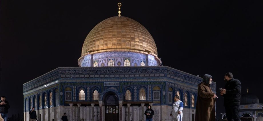 Mesquita de Al-Aqsa reabre após 40 dias de fechamento em Jerusalém