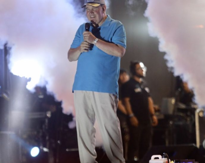 Rafael López-Aliaga é o favorito na corrida presidencial do Peru, segundo apuração inicial