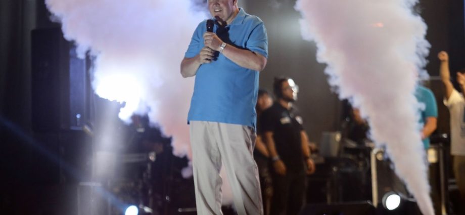 Rafael López-Aliaga é o favorito na corrida presidencial do Peru, segundo apuração inicial