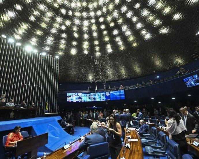 Levantamento aponta Carlos Bolsonaro e Carol De Toni na liderança ao Senado em SC