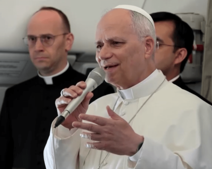 Papa Leão XIV minimiza confronto com Donald Trump durante viagem à África