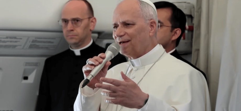 Papa Leão XIV minimiza confronto com Donald Trump durante viagem à África