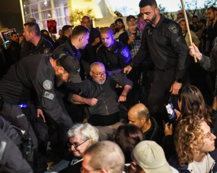 Polícia de Israel Intervém em Protesto Contra a Guerra em Tel Aviv