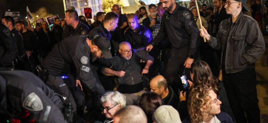 Polícia de Israel Intervém em Protesto Contra a Guerra em Tel Aviv