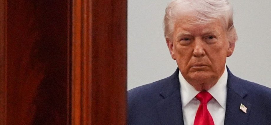 Trump anuncia tarifas de 50% para países que venderem armas ao Irã