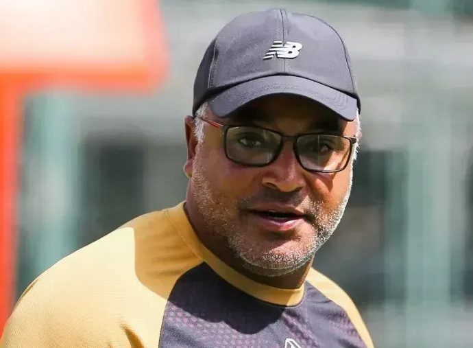 Roger Machado completa um mês no comando do São Paulo com desempenho positivo