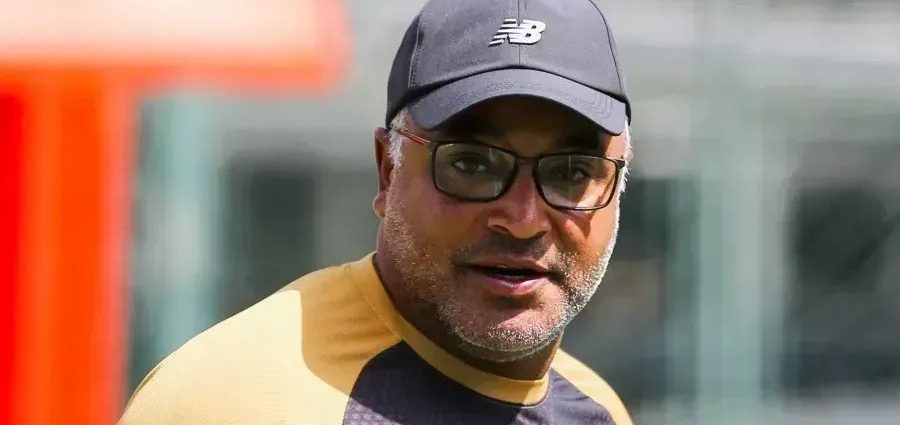 Roger Machado completa um mês no comando do São Paulo com desempenho positivo