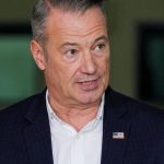 Diretor Interino do ICE Anuncia Saída do Cargo no Fim de Maio