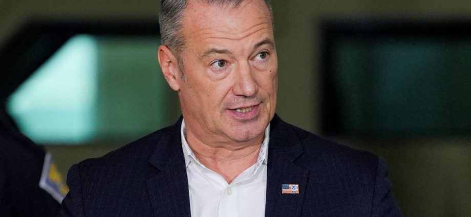 Diretor Interino do ICE Anuncia Saída do Cargo no Fim de Maio