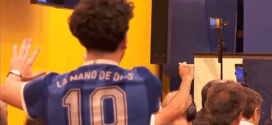 Torcedor interrompe coletiva da Argentina após vitória contundente