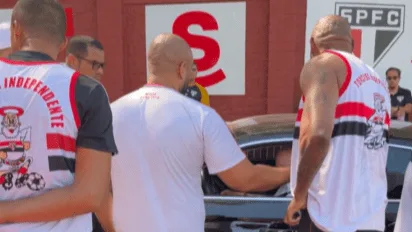 Torcedores do São Paulo protestam em frente ao CT e pedem a saída de Rui Costa