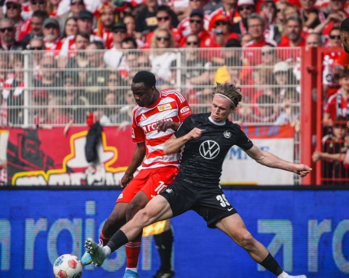 Wolfsburg derrota Union Berlin e marca estreia histórica de Marie-Louise Eta