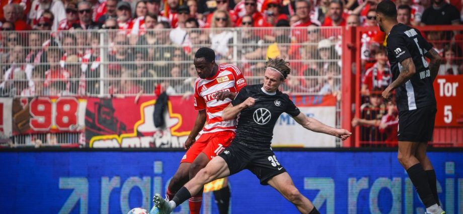 Wolfsburg derrota Union Berlin e marca estreia histórica de Marie-Louise Eta