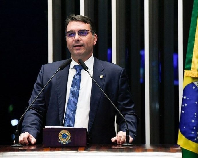 Flávio Bolsonaro foca em agronegócio e direita em visitas a MS e RS