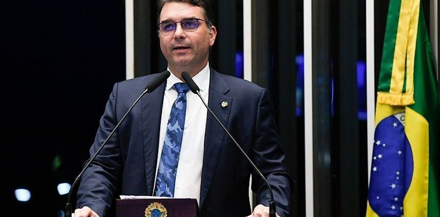 Flávio Bolsonaro foca em agronegócio e direita em visitas a MS e RS