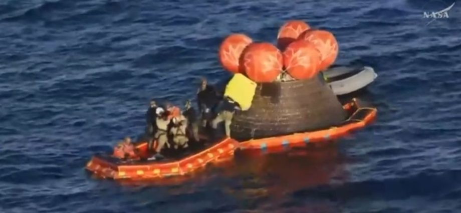 Tripulação da Artemis II Desembarca da Cápsula Orion Após Missão Lunar