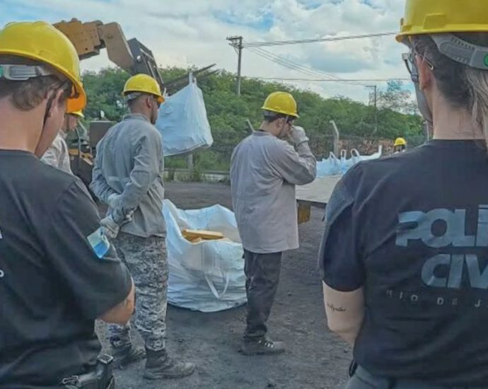 Polícia Civil incinera 48 toneladas de maconha apreendidas no Complexo da Maré, RJ
