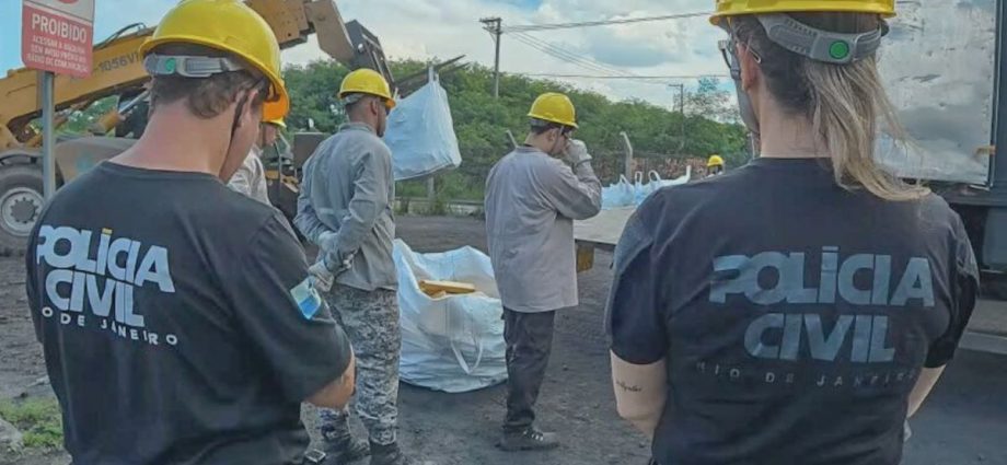 Polícia Civil incinera 48 toneladas de maconha apreendidas no Complexo da Maré, RJ