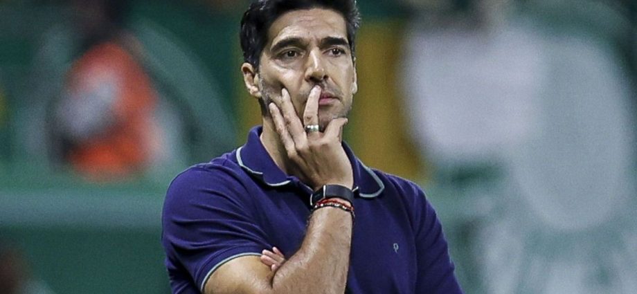 Abel Ferreira pode desfalcar o Palmeiras em clássicos devido a suspensão