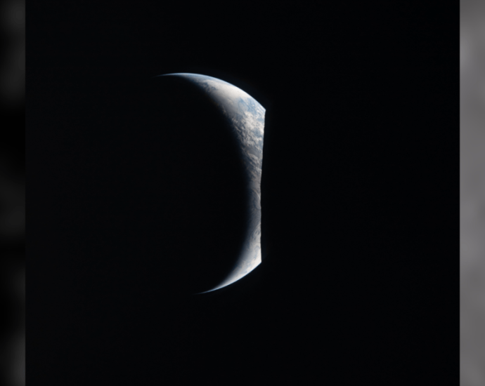 Cápsula Orion da Missão Artemis II Retorna à Influência Gravitacional da Terra