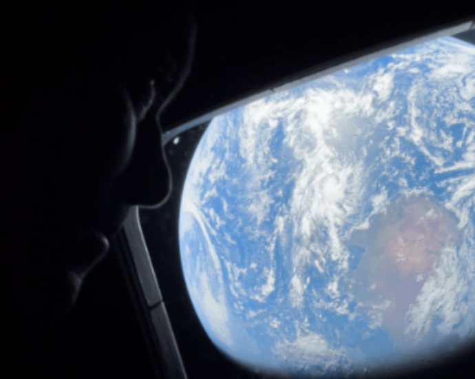 Nasa revela imagens de astronautas observando a Terra durante a missão Artemis II