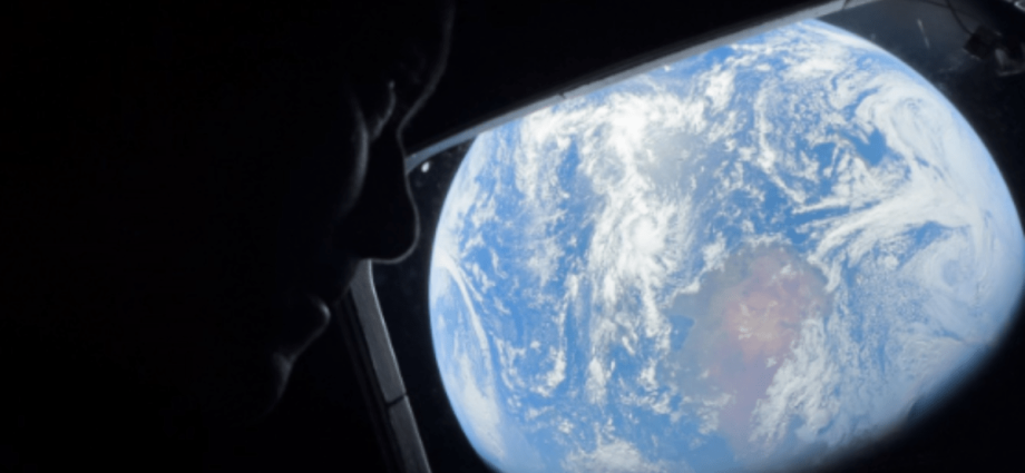 Nasa revela imagens de astronautas observando a Terra durante a missão Artemis II