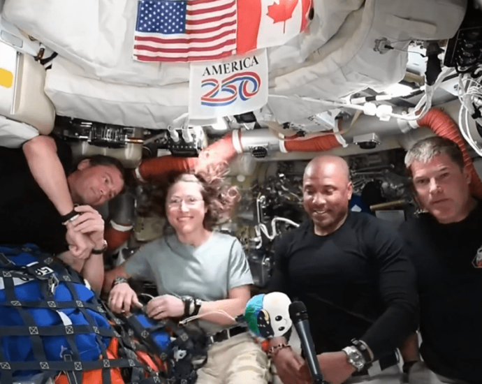 Astronautas da Artemis II Recebem Suprimento de Papel Higiênico Após Desafios no Banheiro da Nave