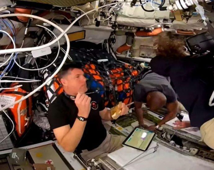 Astronautas da Artemis II aproveitam refeição a bordo da cápsula Orion