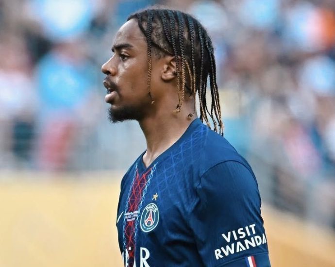 Bradley Barcola é relacionado e reforça o PSG contra o Liverpool na Champions League