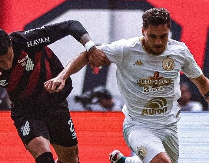 Athletico-PR vence Chapecoense e se aproxima do G4 do Brasileirão