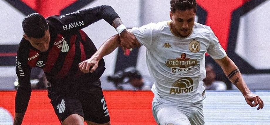 Athletico-PR vence Chapecoense e se aproxima do G4 do Brasileirão