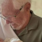 Carlos Alberto de Nóbrega compartilha toque emocional com bisneto recém-nascido