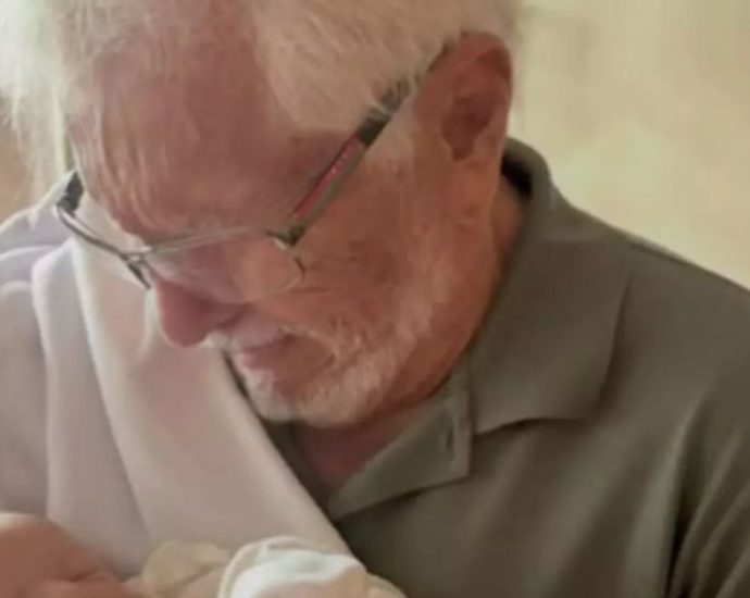 Carlos Alberto de Nóbrega compartilha toque emocional com bisneto recém-nascido