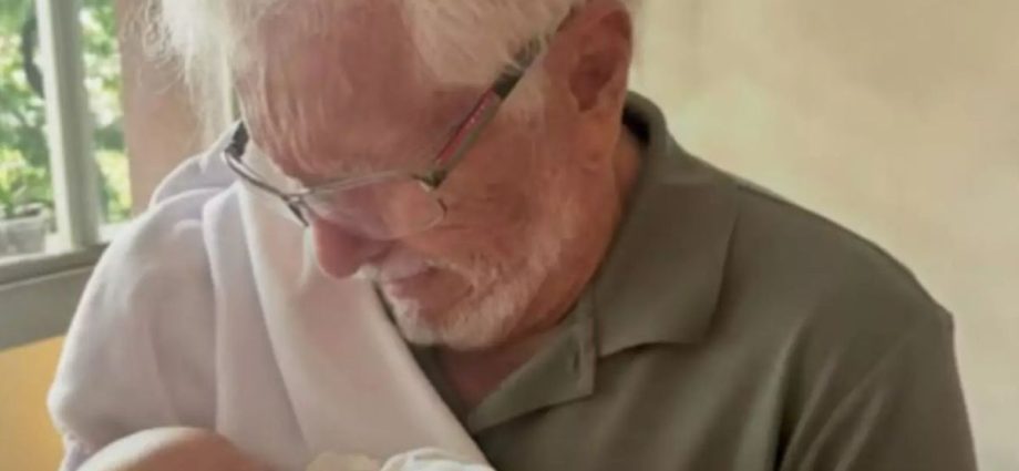 Carlos Alberto de Nóbrega compartilha toque emocional com bisneto recém-nascido