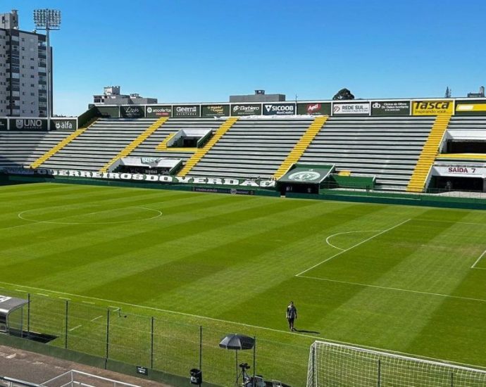 Chapecoense busca recuperação contra o Vitória em duelo no Brasileiro