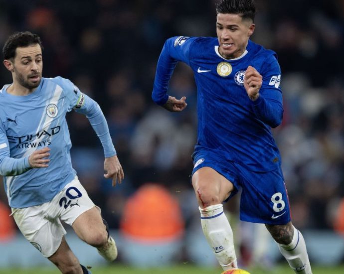 Manchester City enfrenta Chelsea em meio a tensões internas e disputa pelo título