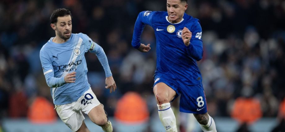 Manchester City enfrenta Chelsea em meio a tensões internas e disputa pelo título