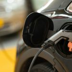 Conflito no Oriente Médio impulsiona transição para veículos elétricos