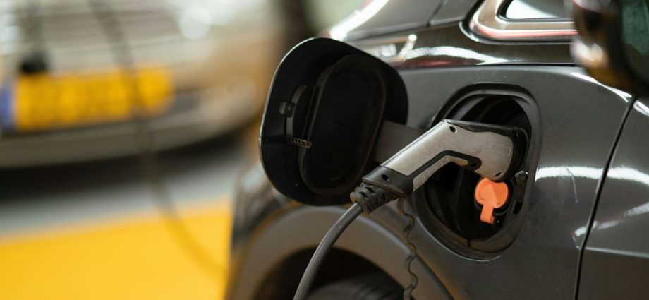 Conflito no Oriente Médio impulsiona transição para veículos elétricos
