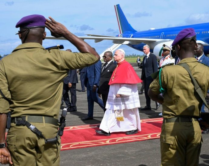 Papa Francisco desembarca em Camarões para segunda parte de sua viagem à África