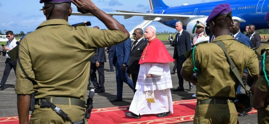 Papa Francisco desembarca em Camarões para segunda parte de sua viagem à África