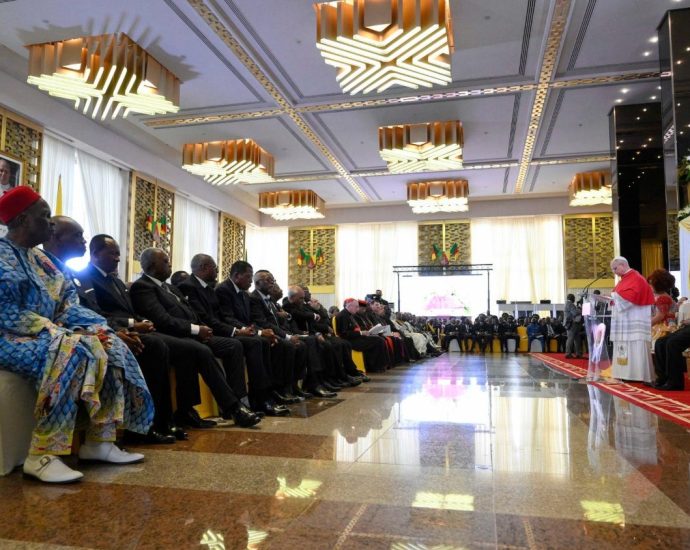 Papa Francisco destaca dignidade e fraternidade em visita a orfanato em Camarões