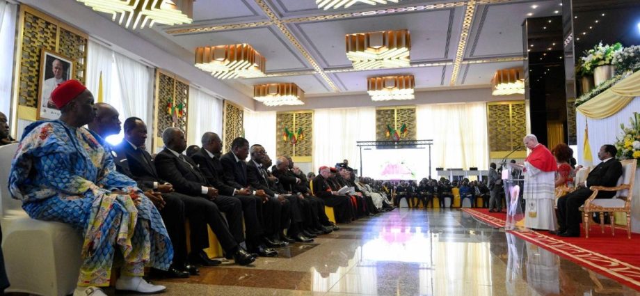 Papa Francisco destaca dignidade e fraternidade em visita a orfanato em Camarões