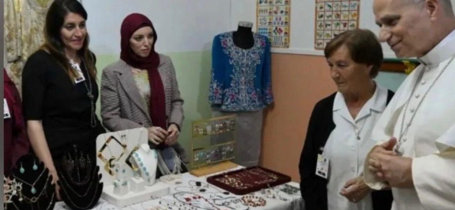 Papa Leão presenteia sobrinha com colar durante visita à Argélia