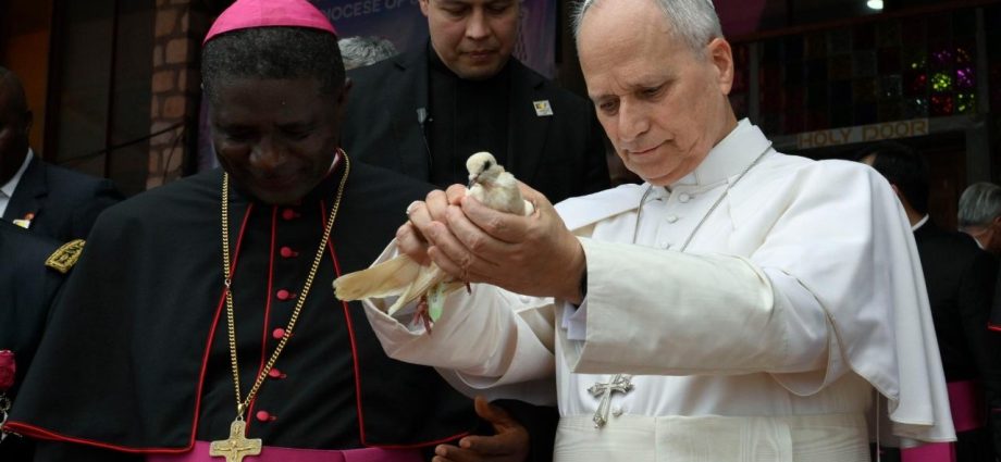 Papa clama por paz e critica ‘senhores da guerra’ em encontro em Bamenda