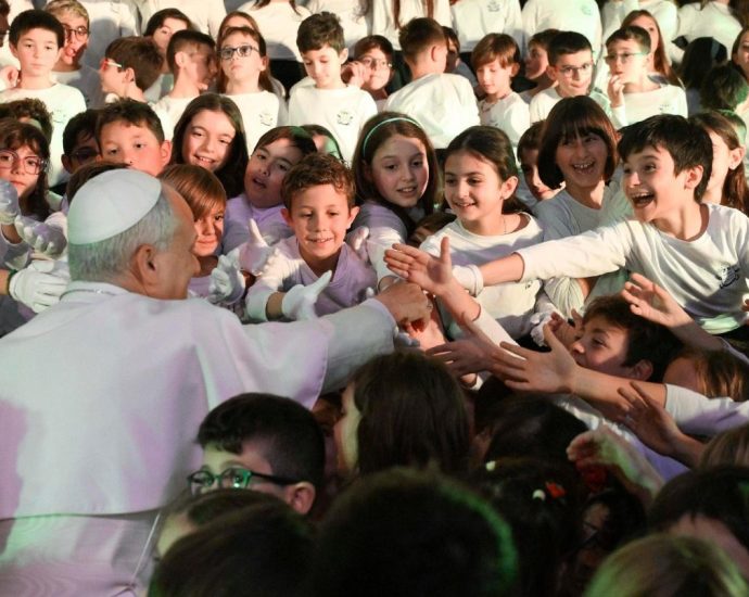 Papa enfatiza a proteção de menores em mensagem no Vaticano