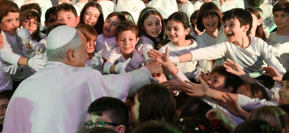 Papa enfatiza a proteção de menores em mensagem no Vaticano