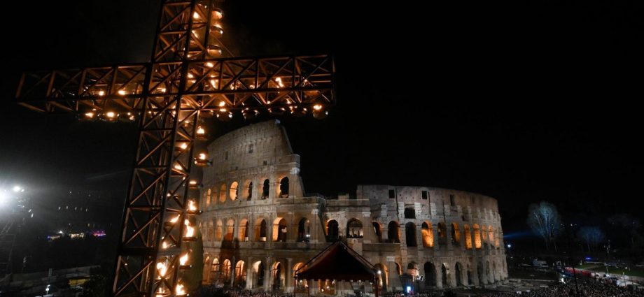 Pe. Patton Reflete sobre o Sofrimento das Mulheres no Oriente Médio na Via-Sacra do Coliseu