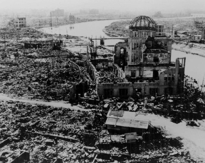 Aposição dos Papas sobre Armas Nucleares
