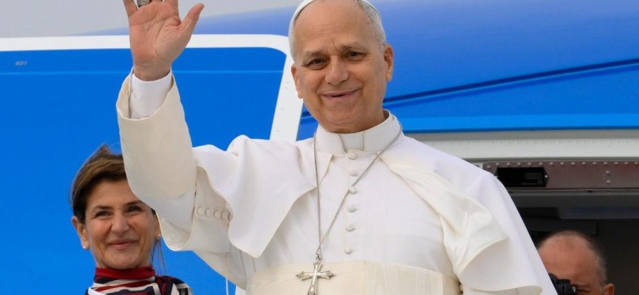 Papa Francisco encerra visita a Camarões e se dirige a Angola